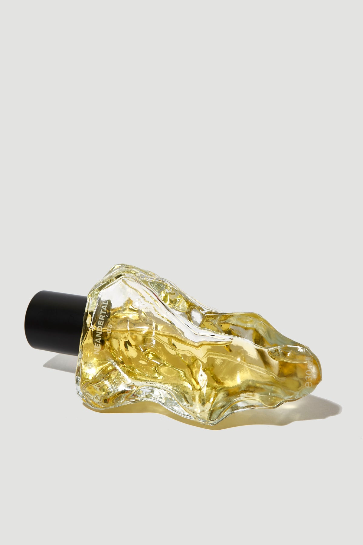 Neandertal Us – Eau de Parfum 30ml, bottle on its side